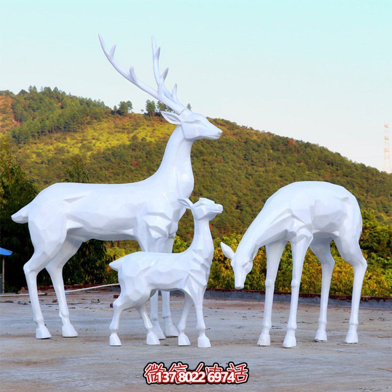 玻璃鋼梅花鹿雕塑，讓一家三口在公園戶外玩耍