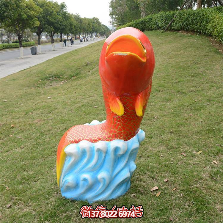 卡通玻璃鋼鯉魚雕塑，點綴游樂園園林