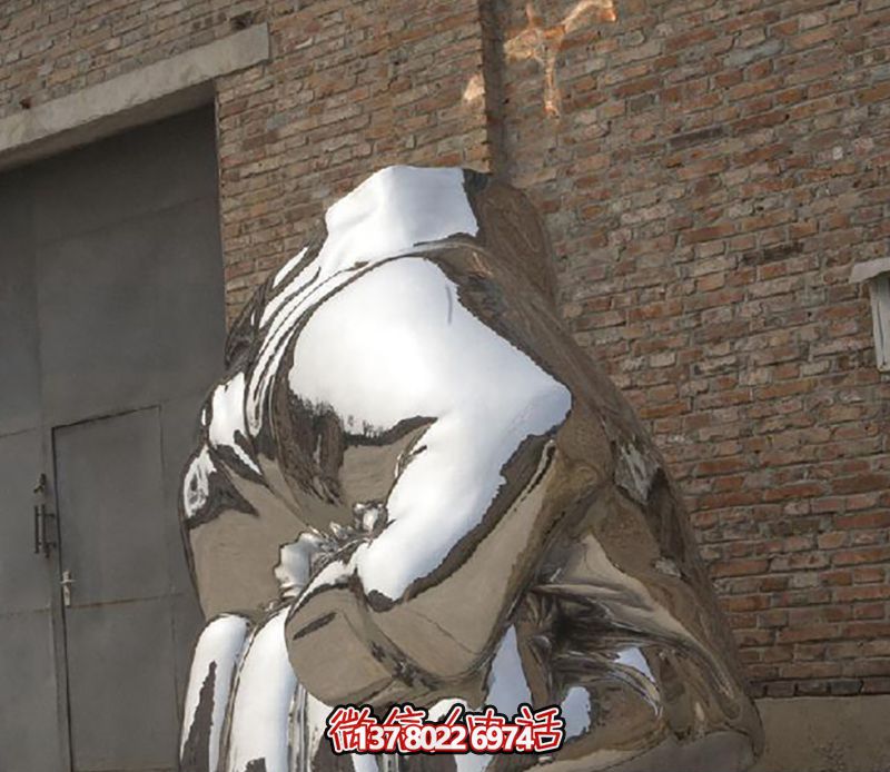 不銹鋼拳頭雕塑,為城市廣場增添力量與鏡面光彩 不銹鋼拳頭雕塑,為城市廣場增添力量與鏡面光彩