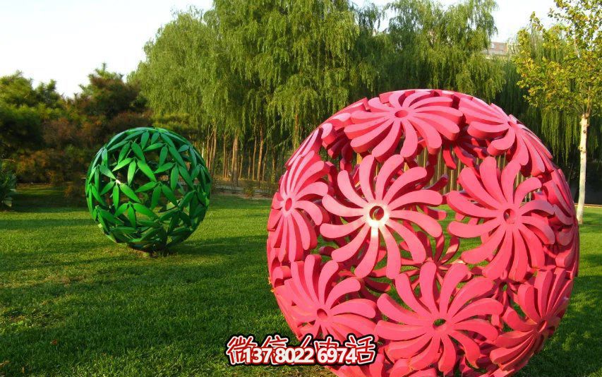 創意粉色鏤空球雕塑,為公園草坪增添童趣 創意粉色鏤空球雕塑,為公園草坪增添童趣
