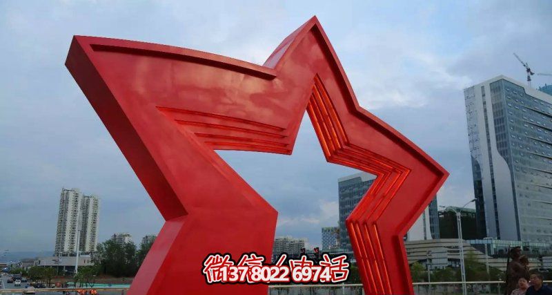不銹鋼雕塑拱門，點綴景觀廣場