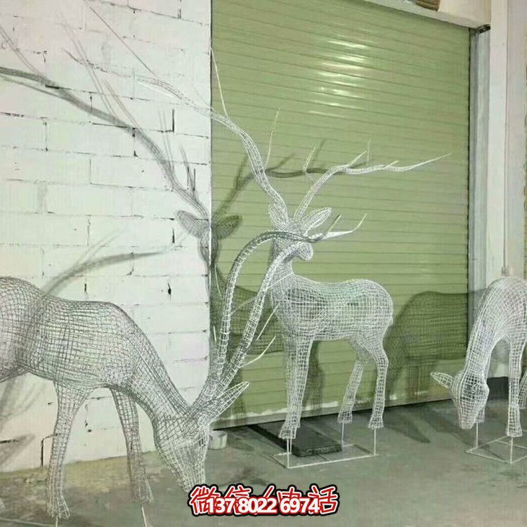 不銹鋼鏤空網(wǎng)格鹿燈光亮化擺件，為公園草坪上裝飾增添精彩