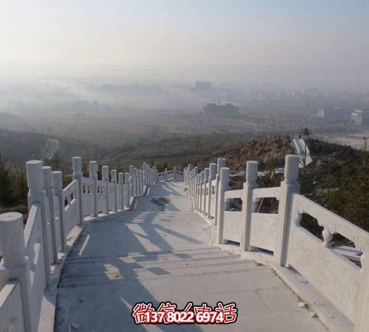 精致石雕護欄，漢白玉青石欄板點綴天然風情