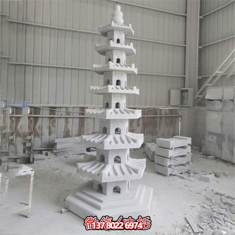 天然青石多層石佛塔，雕刻精美，為寺廟擺放
