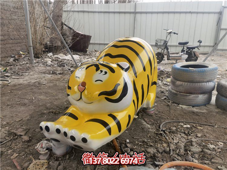 玻璃鋼彩繪抽象老虎雕塑，為幼兒園裝飾而生