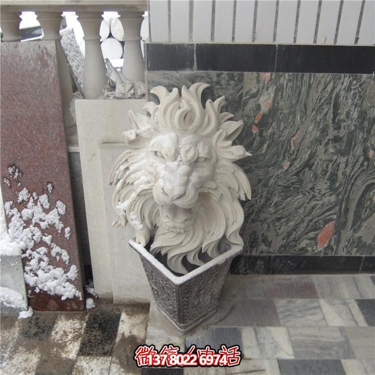 豪華別墅大型紅石獅子雕塑，園林景觀完美呈現(xiàn)