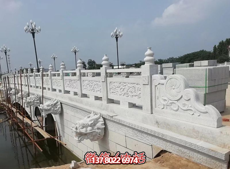 精美漢白玉石拱橋，融龍紋雕刻欄桿
