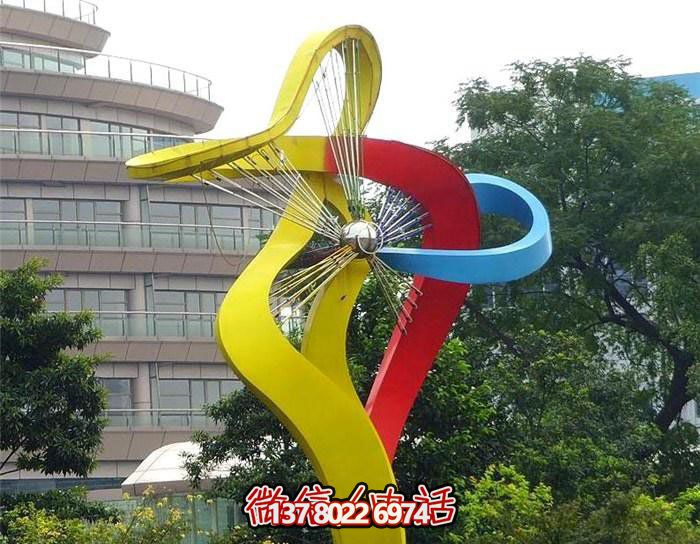 美輪美奐的不銹鋼彩虹舞景觀雕塑，點綴小區環境
