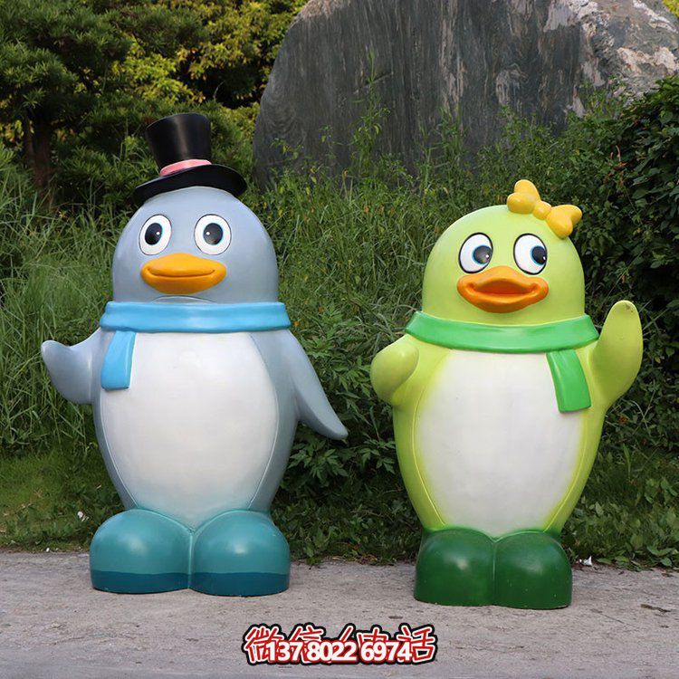 玻璃鋼彩繪企鵝景觀公仔，為幼兒園戶外擺件