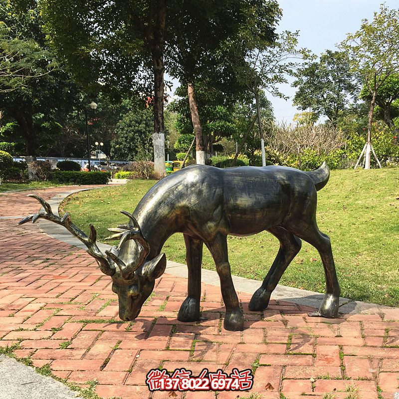 精美鹿雕塑,在公園里覓食的活力象征 精美鹿雕塑,在公園里覓食的活力象征