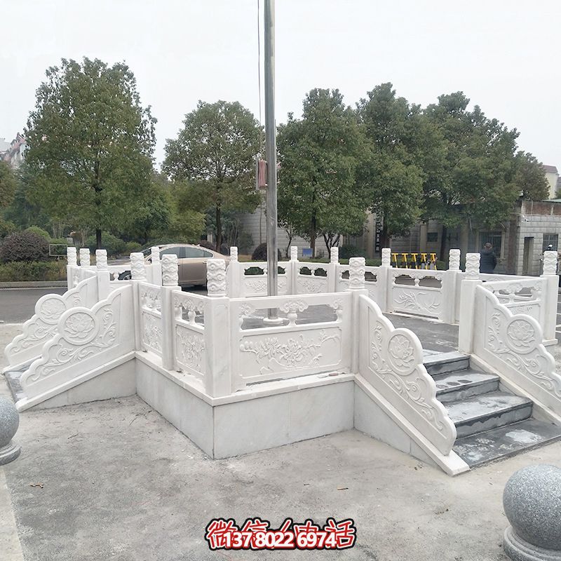 升旗臺石雕——精雕細琢，點綴校園風采