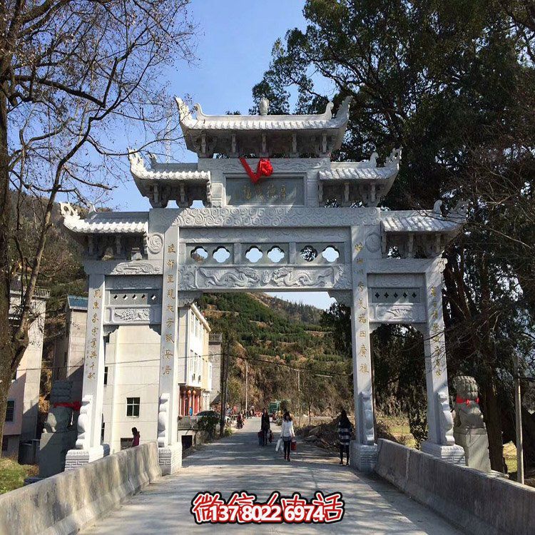 村口石牌坊，三間四柱石雕牌樓