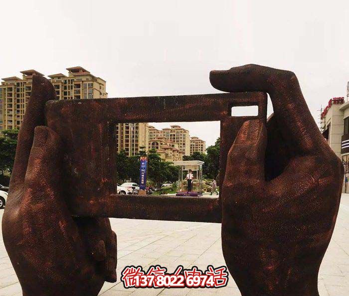 廣場學(xué)院手拿相機創(chuàng)意紅銅手型雕塑 廣場學(xué)院手拿相機創(chuàng)意紅銅手型雕塑