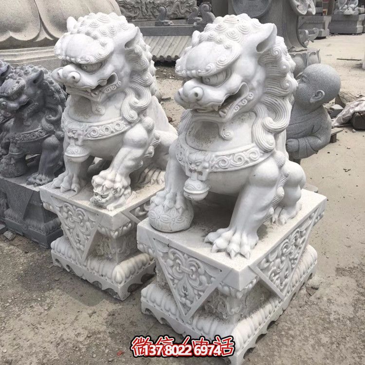 寺院漢白玉石雕大門口看護(hù)的石獅子雕塑